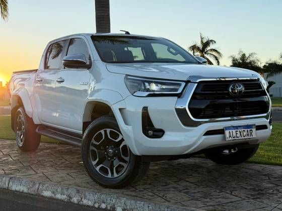 TOYOTA HILUX 2.8 D-4D TURBO DIESEL CD SRX PLUS 4X4 AUTOMÁTICO
